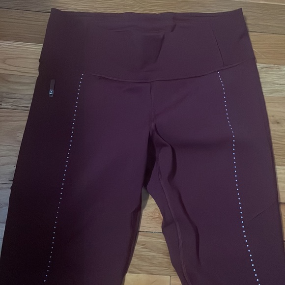 Lululemon cropped Maroon leggings - Picture 2 of 4
